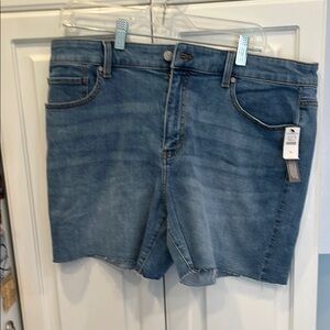 Talbots Relaxed Girlfriend Jean Shorts Size 14 NWT. - Length 5 inches